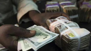 Naira drops 11.4% to N927$1 on official market